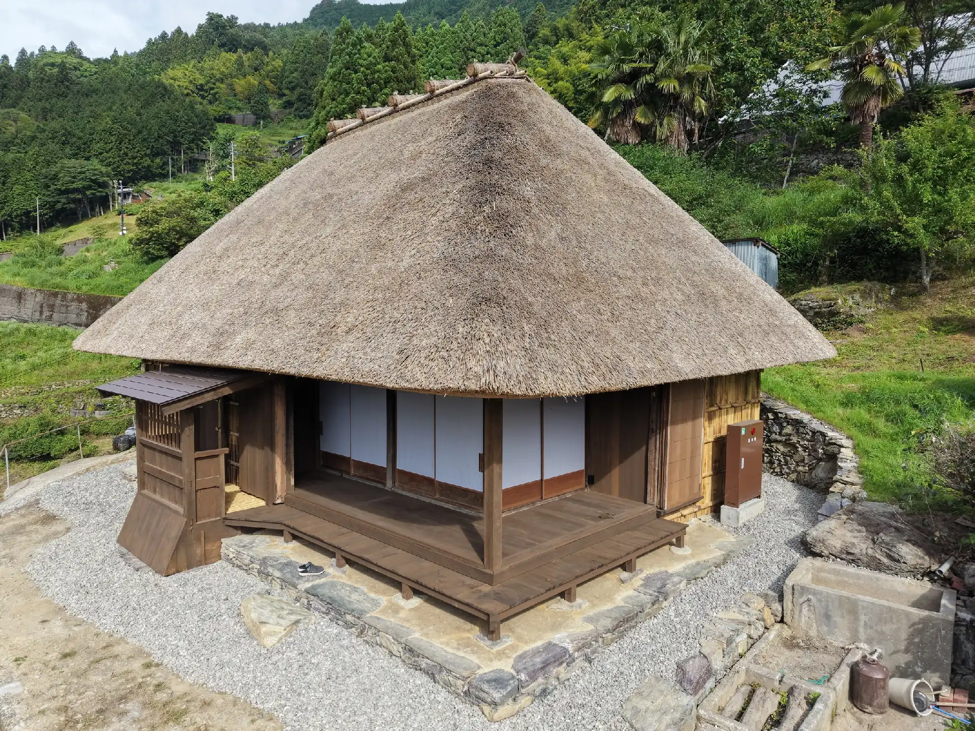山の緑に抱かれた、茅葺き屋根の木村家住宅・隠居屋